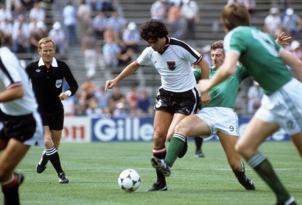 Bruno Pezzey (Österreich, Mitte) gegen Gerry Armstrong (Nordirland), li. FIFA Schiedsrichter Adolf Prokop (DDR) Fußball WM Herren WM 1982, Länderspiel, Nationalteam, Nationaltrikot, Österreich - Nordirland 2:2 Gruppe Madrid Dynamik,