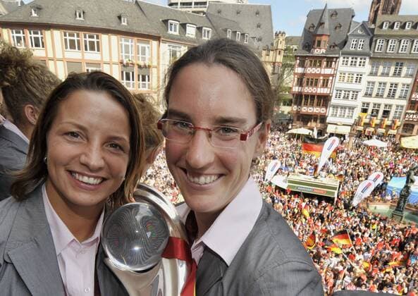 Empfang der Frauenfußball Nationalmannschaft am Frankfurter Römer nach dem Gewinn der Europameisterschaft . Inka Grings und Birgit Prinz (R) mit dem Pokal o00 sieg