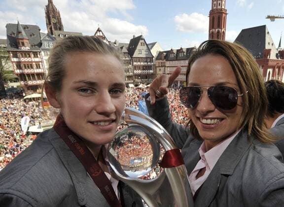 Empfang der Frauenfußball Nationalmannschaft am Frankfurter Römer nach dem Gewinn der Europameisterschaft . Simone Laudehr (l) und Inka Grings mit dem Pokal o00 sieg