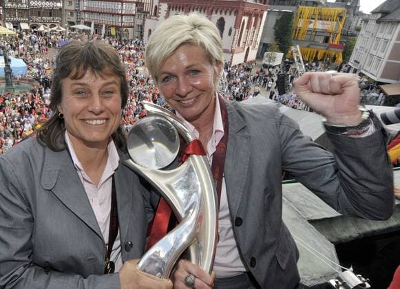 Empfang der Frauenfußball Nationalmannschaft am Frankfurter Römer nach dem Gewinn der Europameisterschaft . Trainerin Silvia Neid (r) und Co-Trainerin Ulrike Ballweg mi Pokal o00 sieg