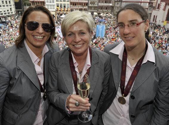 Empfang der Frauenfußball Nationalmannschaft am Frankfurter Römer nach dem Gewinn der Europameisterschaft . Inka Grings, Trainerin Silvia Neid und Birgit Prinz (vl). o00 sieg
