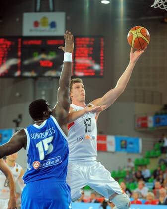 Basketball Europameisterschaft in Bydgoszcz: 11.09.2009 Deutschland (weiß) - Griechenland (blau): Patrick Femerling (GER, No. 13) Sofoklis Schortsanitis (GRE, No. 15) ANE0911432