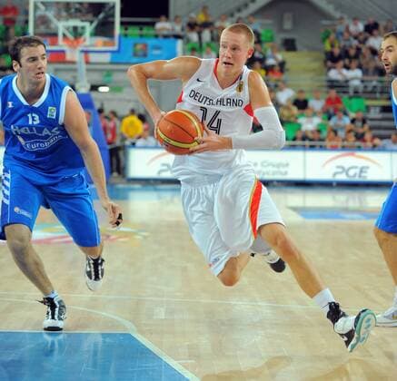 Basketball Europameisterschaft in Bydgoszcz: 11.09.2009 Deutschland (weiß) - Griechenland (blau): Robin Benzing (GER, No. 14) Kostas Koufos (GRE, No. 13) ANE0911432