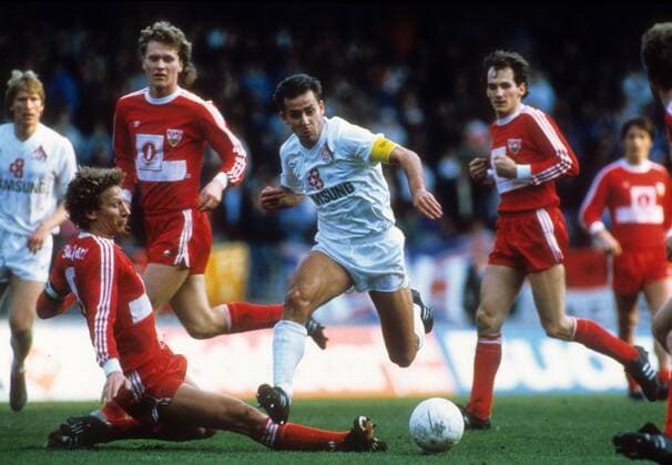 Pierre Littbarski (Köln, 2.v.re.) gegen Guido Buchwald (Stuttgart, li.) Fußball 1. BL Herren Saison 1988 1989, 1. FC Köln - VfB Stuttgart 3:0 Gruppe Köln Dynamik,