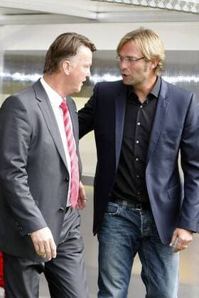 Trainer Louis VAN GAAL (Bayern, li.) und Trainer Juergen KLOPP (BVB) begruessen sich vor dem Spiel, Fussball 1. Bundesliga, Borussia Dortmund - Bayern München, am 12.09.2009 in Dortmund