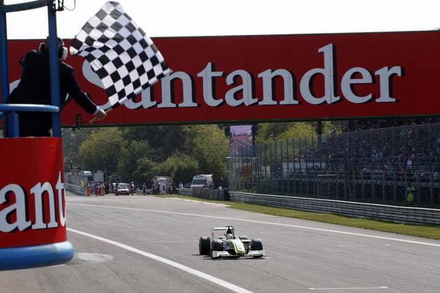 Sieger Barrichello passiert die karrierte Flagge, F1 Italien, Monza, 13.09.09