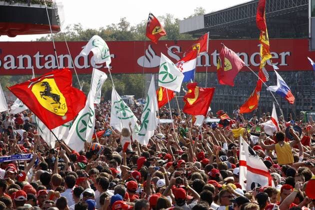 Zuschauer auf der Start- Zielgeraden nach dem Rennen, F1 Italien, Monza, 13.09.09 Totale Fans Ferrari
