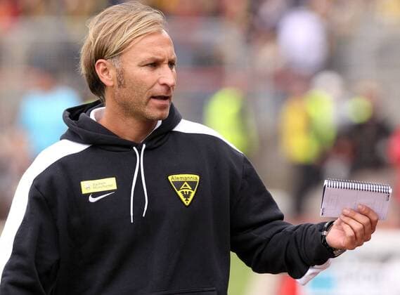 Fußball, Trainerhistorie, Alemannia Aachen 13.09.2009, Fussball, 2. Bundesliga, Rot Weiß Oberhausen (rot weiß) - Alemannia Aachen. Willi Kronhardt (Trainer Aachen) unzufrieden.