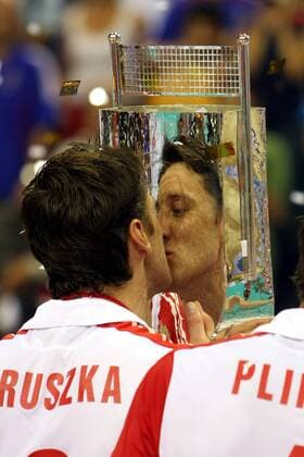 PIOTR GRUSZKA (POLEN) - Europameister 2009 - küsst die Trophäe -  o0 Sieg, Sieger Pokal Objekte Kuss küssen Reflexion
