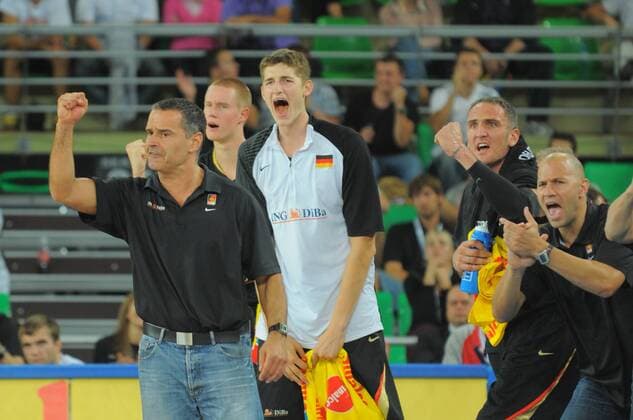 EuroBasket 2022, DBB, Historie, EM - Historie Deutschland, v.li.: Dirk Bauermann (GER, Bundestrainer) Robin Benzing (GER, No. 14) Tibor Pleiss (GER, No. 11) Sven Schultze (GER, No. 06) Denis Wucherer (Assistenztrainer) vlnr. o0 Co, Nationaltrainer, Trainer, Jubel, Freude
