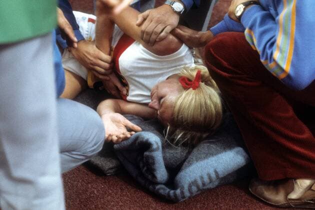 Ellen Tittel (BR Deutschland) völlig erschöpft am Boden Leichtathletik OS Sommer Damen Olympische Spiele München 1972, Sommerspiele, Nationaltrikot, 1500m Einzelbild Aufnahmedatum geschätzt München Erschöpfung,