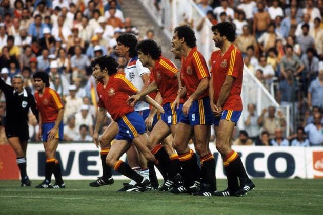Freistoßmauer Spanien, v. re.: Jose Ramon Alexanco, Jesus Satrustegui, Jesus Maria Zamora, Jose Antonio Camacho, dahinter Paul Mariner (England) Fußball WM Herren WM 1982, Länderspiel, Nationalteam, Nationaltrikot, Spanien - England 0:0 Gruppe Madrid Dynamik, Abwehr,