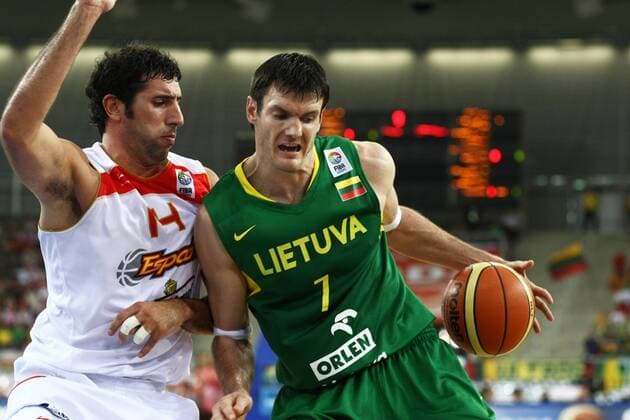 Basketball EM, Viertelfinale, Spanien - Litauen - ALEX MUMBRU (Spanien, L), DARJUS LAVRINOVIC (Litauen) - 