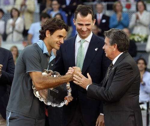 Roger Federer (Schweiz, li.) - Sieger der Madrid Open 2009 mit Turnierdirektor Manuel Santana (Spanien, re.) und Kronprinz Felipe von Spanien -  o0 Open, Adel, Prinz, people, Funktionär, Pokal, Trophäe