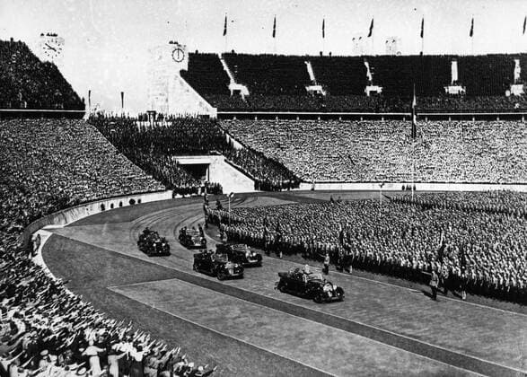 1936; Berlin, Reichskanzler Adolf Hitler (Deutschland, stehend im vorderen Fahrzeug) bei der Ankunft im Olympiastadion zu der Eröffnungsfeier der olympischen Sommerspiele -  - ZUMAk09