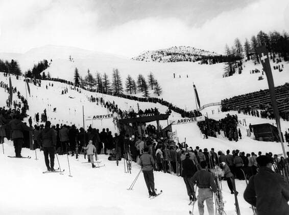 St. Moritz, Zuschauer an den Slalom Strecken der Olympischen Winterspiele 1948 .  - ZUMAk09