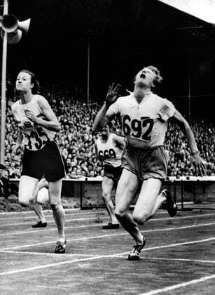 London, Fanny BLANKERS KOEN (R) (NED) gewinnt über 80m Hürden bei den Olympischen Spielen 1948 in London  - ZUMAk09