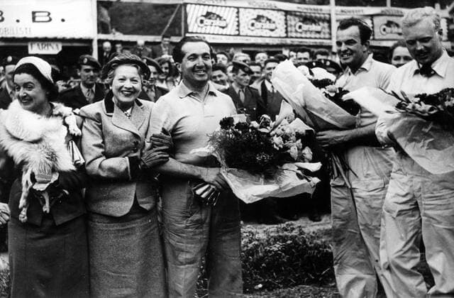 Motorsport, Formel 1, Ehefrauen der Ikonen - Archivbilder Pau, ALBERTO ASCARI (ITA) won for the second time the Grand prix of Pau breaking records. The picture shows (from R-L), the second place, who was Mike HAWTHORN (BGR) , the third HARRY SHELL (USA) and the first one ALBERTO Ascari (ITA) next to Madame BOURNAC, wife of the President of the A.C.B.B. and Madame DELAUNAY PREFETE after Ascaris victory.  - ZUMAk09