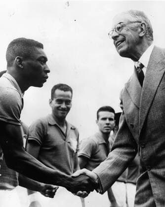 Fußball, WM 1958 in Stockholm, Finale Brasilien – Schweden 5 - 2 Pele (Brazil, L) and KING GUSTAF ADOLF (Sweden)  - ZUMAk09 o0 Fußball Herren Nationalmannschaft Adel people Finale WM 1958 Schweden Stockholm