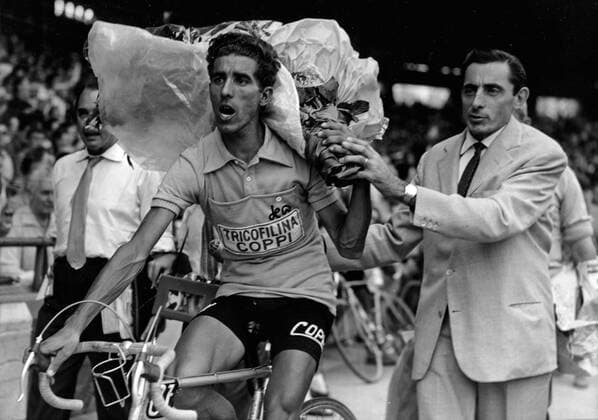 ANGELO FAUSTO COPPI (ITA) , right, manager of 1959 Tour de France winner FEDERICO BAHAMONTES (ESP) , left, in the Parc des Princes velodrome after the finish of the 1959 race.  - ZUMAk09 o0 Herren Rad Radsport Straße Straßenradsport o0 Funktionär Sieg Siegerehrung o0 Aufnahmedatum geschätzt