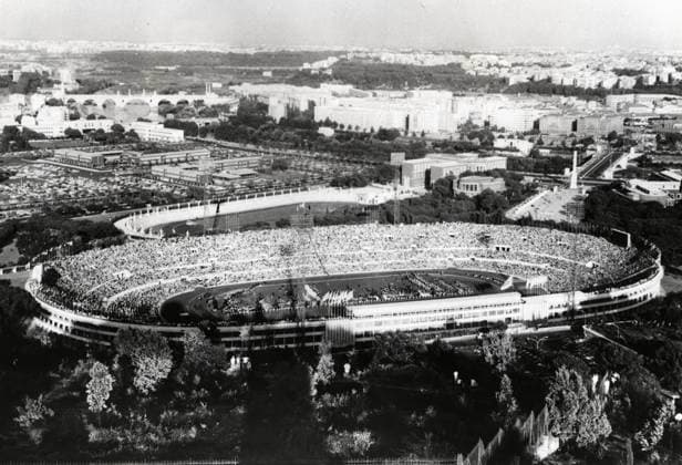 Aug 26, 1960; Rom; A general view looking down on the vast Olympic Stadium as the athletes parade with their country s flags during the opening ceremony of the 1960 Olympic Games in Rome.  - ZUMAk09 o0 Os Sommer Olympische Sommerspiele Olympia Spiele o0 Sportstätte ITA außen Außenansicht Stadion Olympiastadion Vogelperspektive, oben