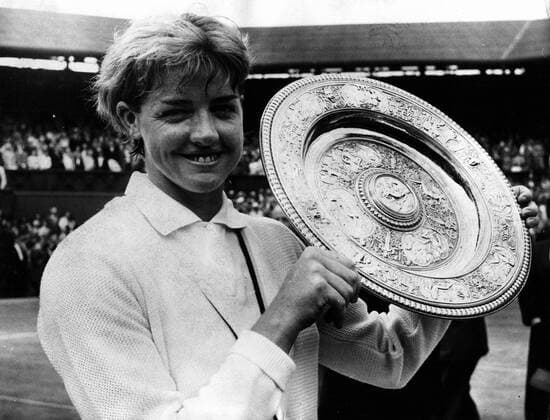 MARGARET COURT - AUSTRALIEN  - ZUMAk09 o0 Aufnahmedatum geschätzt o0 Damen Tennis Objekte Trophäe o0 Sieg Wimbledon All England Championships