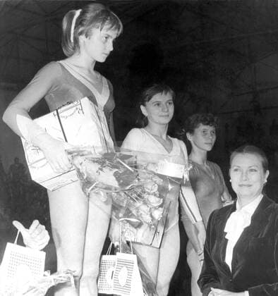 NADIA COMANECI - Romania, L with PRINCESS GRACE of Monaco (R). Montreal Canada  - ZUMAk09 o0 Aufnahmedatum geschätzt o0 Turnen Kunstturnen Geräteturnen o0 Damen people Adel
