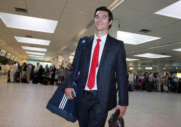 Fussball - Europa League - Salzburg - Red Bull Salzburg, Abreise vom Flughafen Salzburg. Bild zeigt Nikola Pokrivac (Salzburg).  o0 RedBull o00 FC, RB