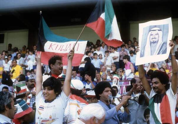 Fans aus Kuwait präsentieren ein Bild von Jabir al Ahmad Al Sabah, dem Emir von Kuwait Fußball WM Herren WM 1982, Länderspiel, Nationalteam, Gruppe Bilbao Freude, Begeisterung,