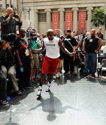 sep 14, 2009 - hollywood, california, usa - floyd mayweather jr. works out for the media in front of the kodak theater on hollywood blvd, just days before his fight with juan marquez sept. 19 at mgm grand in las vegas which will be produced and distributed live on hbo pay-per-view. this marks mayweather s first los angeles open media workout in over two years as he makes his return to the ring to fight marquez. - ZUMAbl1 o0 Pressetraining, öffentliches Training