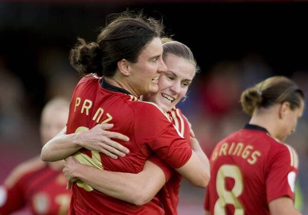Birgit Prinz (ger, l.) jubelt nach ihrem tor zum 1:0 mit simone laudehr (ger), England - Deutschland, Helsinki o0 Jubel, Freude