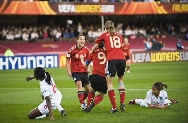 jubel um Birgit Prinz (ger, nr.9) nach deren tor zum 1:0 mit inka grings l. und Kerstin garefrekes, während Alex Scott (England, r.) und Anita asante (England, l.) enttäuscht auf dem rasen liegen; England - Deutschland, Helsinki o0 Jubel, Freude