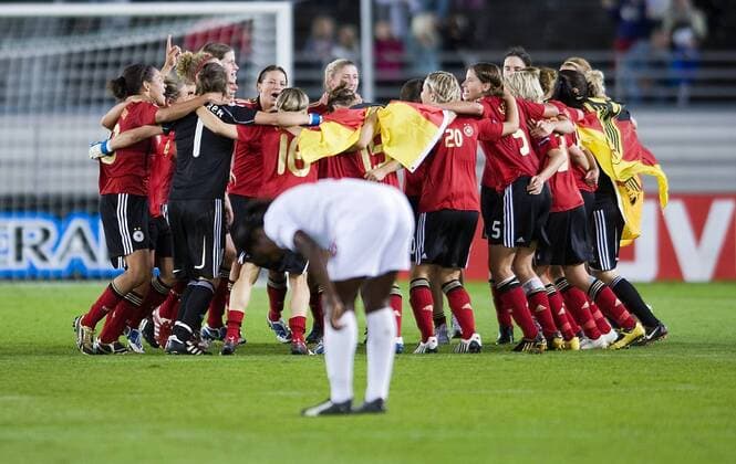 ausgelassen tanzen die deutschen Spielerinnen nach dem Finalsieg auf dem Feld, im Vordergrund niedergeschlagen eine englische Spielerin (Anita asante); Freud und leid, England - Deutschland, Helsinki o0 Jubel, Freude Sieg, Sieger