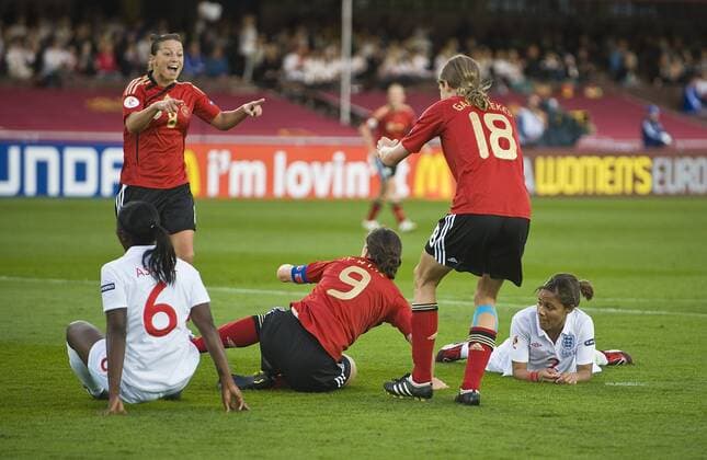 jubel um Birgit Prinz (ger, nr.9) nach deren tor zum 1:0 mit inka grings (ger) und Kerstin garefrekes, während Alex Scott (England, r.) und Anita asante (England, l.) enttäuscht auf dem rasen liegen; England - Deutschland, Helsinki