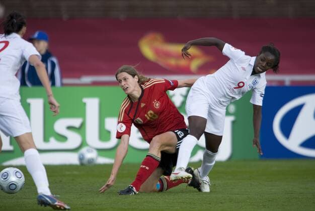 Kerstin garefrekes li. (ger) im zweikampf gegen eniola aluko (England), , England - Deutschland, Helsinki