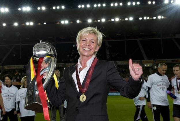freudestrahlend, präsentiert Trainerin, Bundestrainerin Silvia Neid (GER) den Pokal, England - Deutschland, Helsinki o0 Trainer, Nationaltrainer Jubel, Freude o00 Siegerehrung