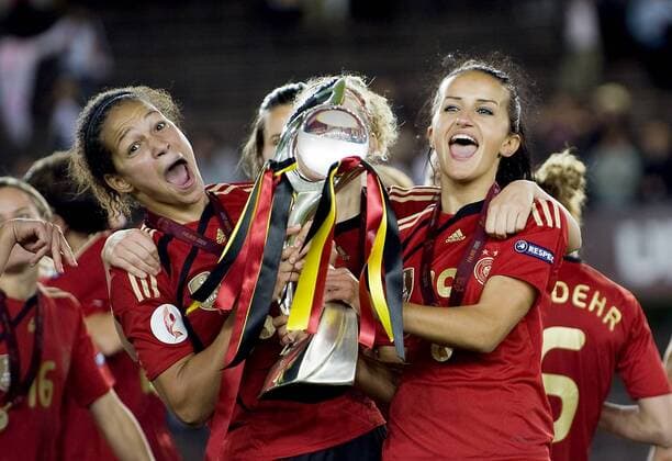 Europameister Deutschland: Celia okoyino da mbabi li. und fatmire bajramaj, deutschland, jubeln mit dem Pokal, England - Deutschland, Helsinki o0 Jubel, Freude Objekte