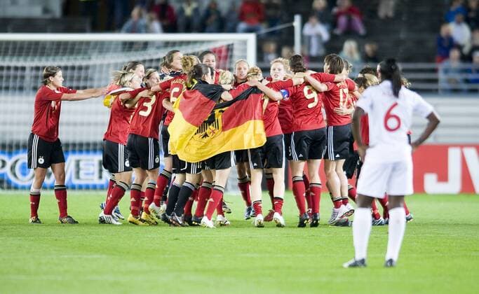 Europameister Deutschland: ausgelassen tanzen und feiern die deutschen Spielerinnen nach dem Finalsieg auf dem Feld, im Vordergrund niedergeschlagen eine englische Spielerin (Anita asante); Freud und leid, England - Deutschland, Helsinki o0 Jubel, Freude Totale