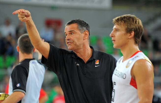 EuroBasket 2022, DBB, Historie, EM - Historie basketball europameisterschaft in bydgoszcz 13.09.2009 deutschland (ger) - kroatien (cro) dirk bauermann (ger, bundestrainer, l.) heiko schaffartzik (ger, no. 05) o0 Trainer