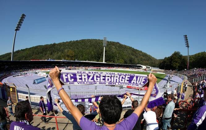 Fußball, Stadiongeschichte FC Erzgebirge Aue Erzgebirgsstadion, Heimspielstätte des FC Erzgebirge Aue o0 Stadion, Fußballstadion, innen, Innenansicht, Zuschauerperspketive, Fan, Fußballfan, Publikum,