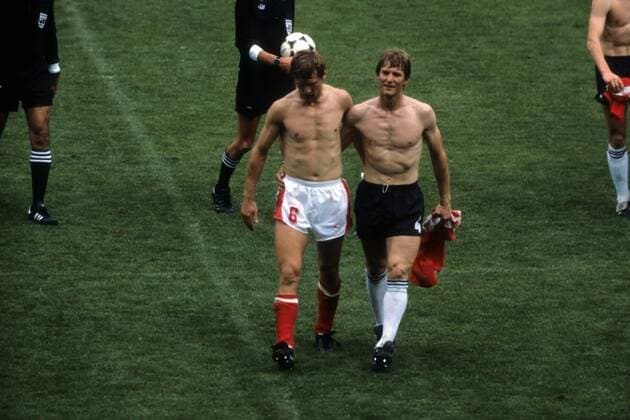 Roland Hattenberger (Österreich, li.) und Karl Heinz Förster (BR Deutschland) Fußball WM Herren WM 1982, Länderspiel, Nationalteam, BRD, BR Deutschland - Österreich 1:0 Gruppe Gijon