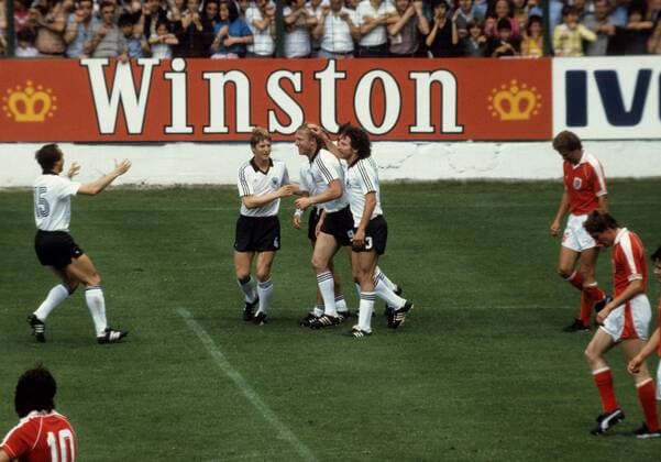 Torjubel BR Deutschland mit Torschütze Horst Hrubesch (Mitte) Fußball WM Herren WM 1982, Länderspiel, Nationalteam, Nationaltrikot, BRD, BR Deutschland - Österreich 1:0 Gruppe Gijon Freude,