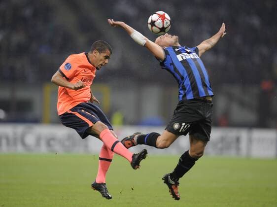 Daniel Alves (FC Barcelona, li.) gegen Wesley Sneijder (Inter Mailand) -  Fußball EC 1 Herren Champions League 2009 2010,FC Internazionale Mailand - FC Barcelona 0:0, Barca Gruppe Mailand Dynamik, Kampf,