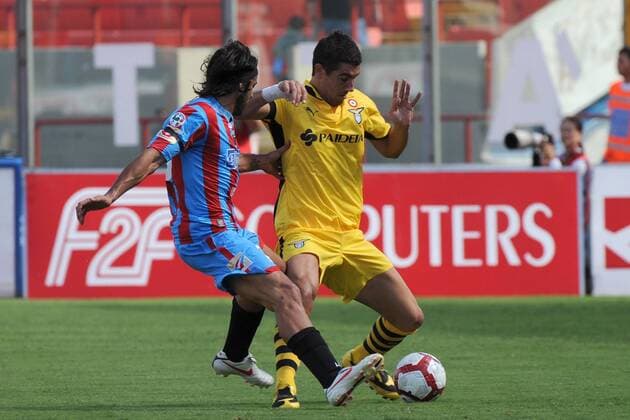 Aleksandar Kolarov (Lazio Rom, re.) gegen Jorge Martinez (Catania Calcio) - 