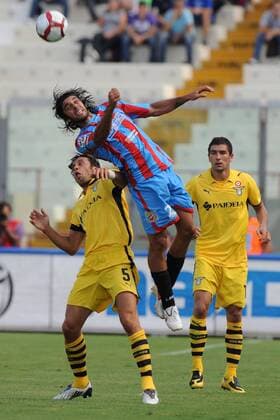 Jorge Martinez (Catania Calcio, Mitte) gegen Stefano Mauri (Lazio Rom, li.) - 