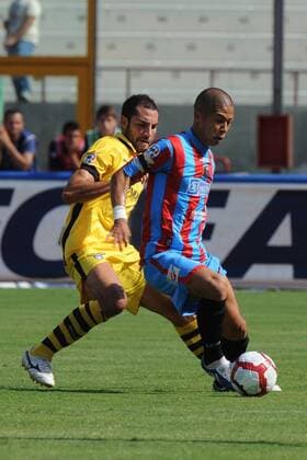 Takayuki Morimoto (Catania Calcio, re.) gegen Mourad Meghni (Lazio Rom) - 