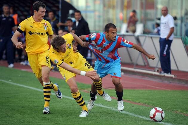 Adrian Ricchiuti (Catania Calcio, re.) gegen Roberto Baronio (Lazio Rom) - 