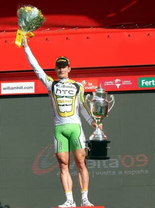 ANDRE GREIPEL (GER Columbia Highroad) gewinnt die 21. Etappe der Spanienrundfahrt 2009 -  NOxONLINExUSE o0 Etappensieg, Etappensieger, Jubel, Freude, Pokal, Trophäe, Objekte, Freisteller, Einzelbild