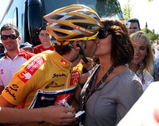 ALEJANDRO VALVERDE (Spanien Caisse d Epargne, li.) mit seiner Freundin -  NOxONLINExUSE o0 dEpargne, Partnerin, Frau, Freundin, Lebensgefährtin Kuss,