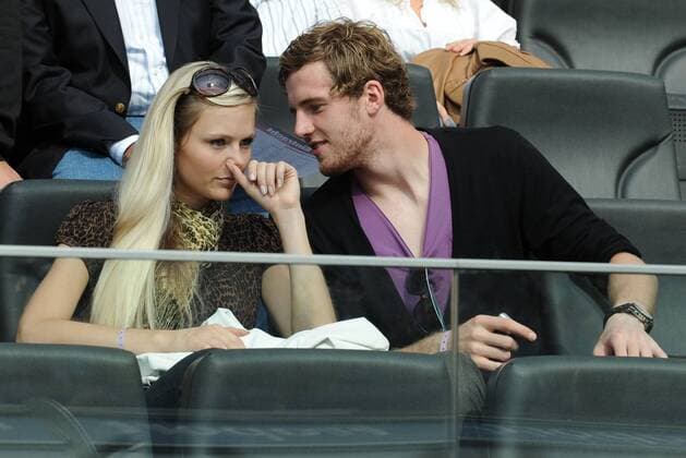Torwart Ralf Fährmann (Eintracht Frankfurt) mit Freundin Henriette Hömke auf der Tribüne o0 Familie, Spielerfrau